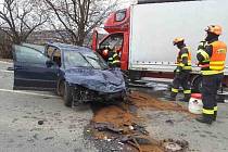 Dvě nákladní a jedno osobní auto se srazilo u obce Tučapy na Vyškovsku. Silnice byla průjezdná pouze kyvadlově.