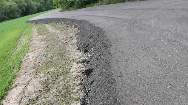 Cyklotrasa od Opatovic k Dědicím budí mezi lidmi emoce. Někteří nechápou její šířku, jiným vadí materiál, ze kterého vzniká.