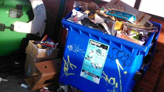 Přestože jsou některé kontejnery ve Vyškově plné i několik dní před svozem (na fotografii hnízdo u Mateřské školy Palánek), žádné větší doplňování město neplánuje.