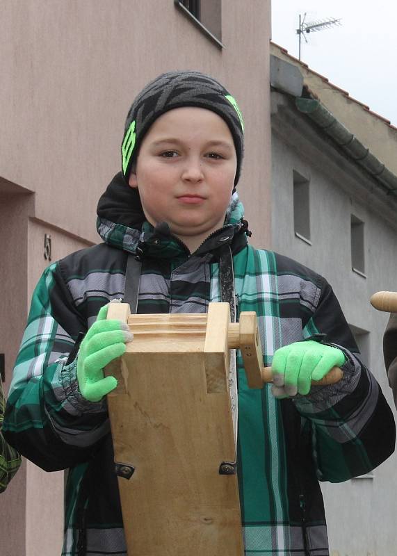 Kostelní zvony, které podle církevní tradice odletěly do Říma, utichly a nahradilo je pořádně hlučné hrkání. Po deseti letech znovu i v Dědicích.