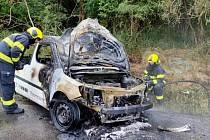 Mladý řidič zkoušel škodovku. Havaroval a auto shořelo.