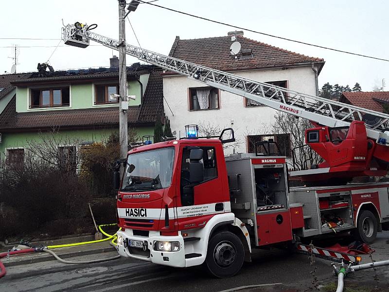 Čtyři jednotky likvidují od osmé hodiny požár rodinného domu v obci Luleč na Vyškovsku.