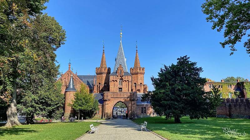 Zámek Hradec nad Moravicí  je oblíbeným turistickým cílem a kulturně-společenským centrem. K vycházkám láká i jeho okolí.