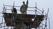 Rozebírání sousoší svatého Floriána na Palackého náměstí v roce 2012. Původní sochy nahradily kopie.