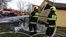 V Rostěnicích-Zvonovicích hořel v sobotu odpoledne sklad se dřevem u truhlářské dílny. Plameny nikoho nezranily.