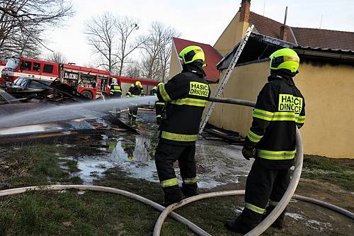 V Rostěnicích-Zvonovicích hořel v sobotu odpoledne sklad se dřevem u truhlářské dílny. Plameny nikoho nezranily.