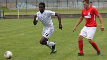 Fotbalisté Blanska (červené dresy) v přípravném utkání porazili na vlastním trávníku MFK Vyškov 2:0.