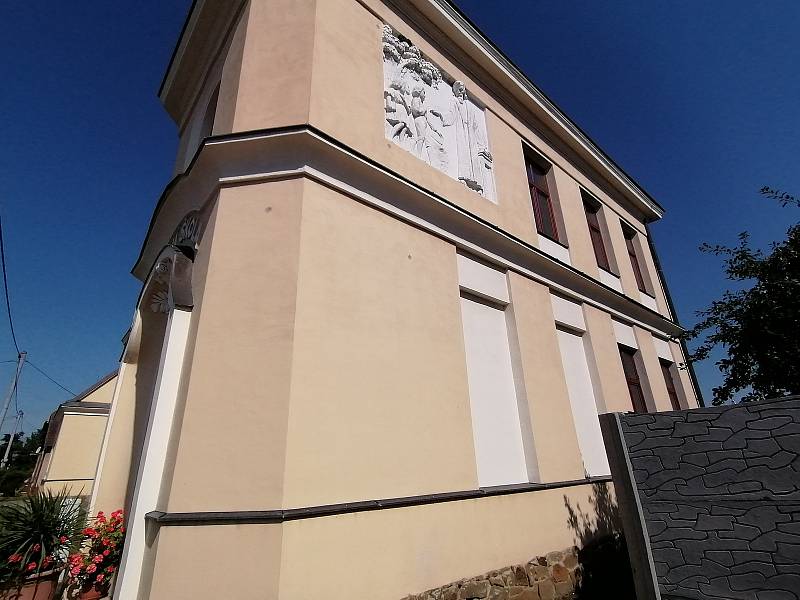 Bývalá škola slouží v Podbřežicích jako obecní úřad.