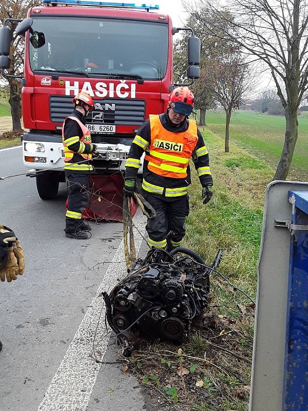 Vyprošťování auta po dopravní nehodě poblíž obce Pustiměř.