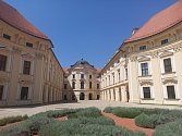 Slavkovský zámek je jednou z nejnavštěvovanějších památek na Vyškovsku. K výletu lákají i okolní pamětihodnosti a významná místa.