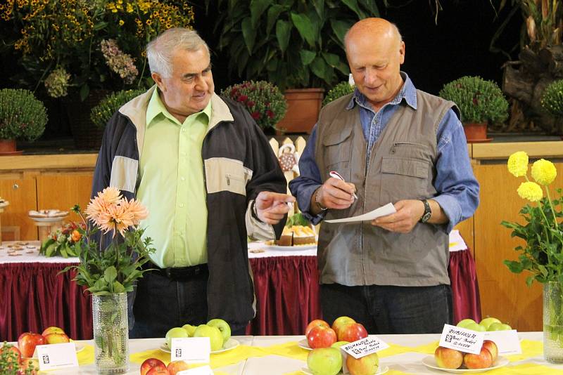 Jubilejní desátou oblastní výstavu ovoce a zeleniny ve Slavkově u Brna aranžoval mistr republiky ve floristice.