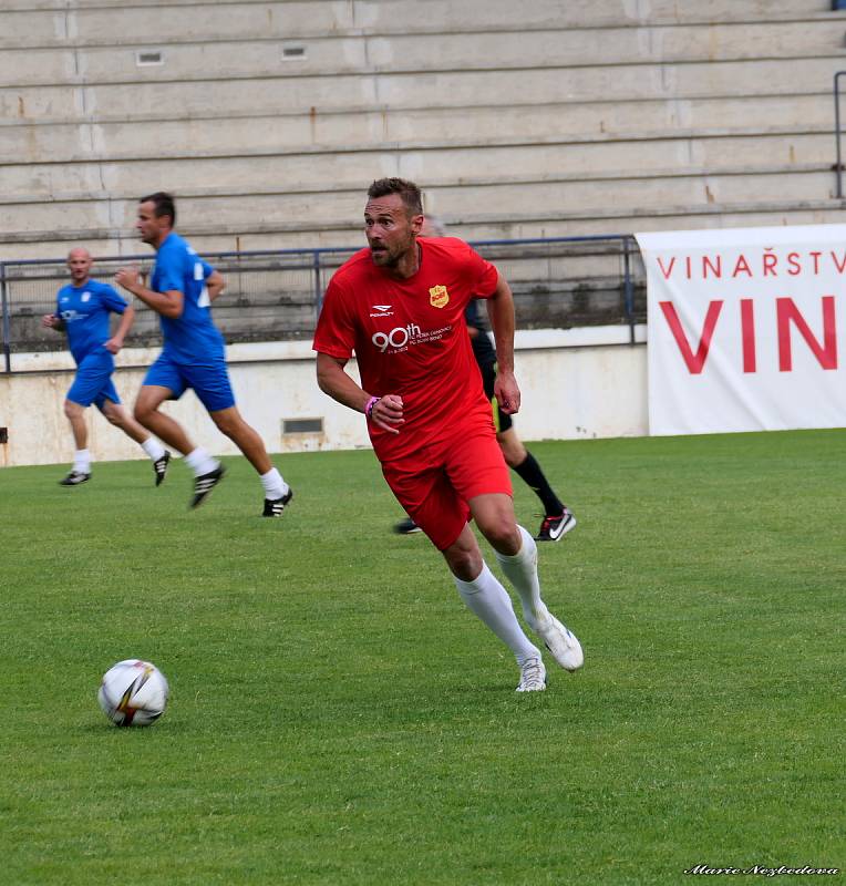 Při příležitosti devadesáti let fotbalu v Drnovicích zažil tamní stadion exhibiční fotbalový zápas.