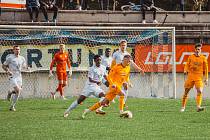 Ve 4. jarním kole prohráli fotbalisté MFK Vyškov (bílé dresy) s Duklou Praha v Drnovicích 0:1.