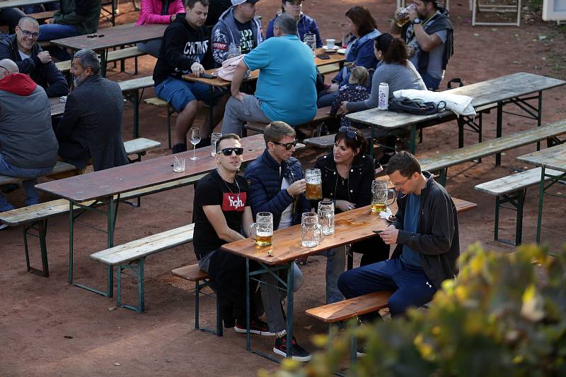 Provozovatelé lulečského originálního bistra Panelka uspořádali místní Oktoberfest. Pod bavorskými vlajkami a v německých krojích navodili organizátoři atmosféru slavného pivního festivalu. Bavorská dechovka zněla reprodukovaně i naživo pod taktovkou trum