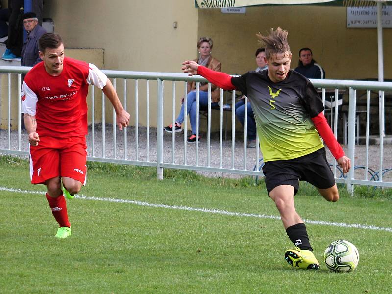 Remízou 3:3 skončilo utkání fotbalové I. B třídy FC Medlánky (červené dresy) - TJ Sokol Kobeřice.