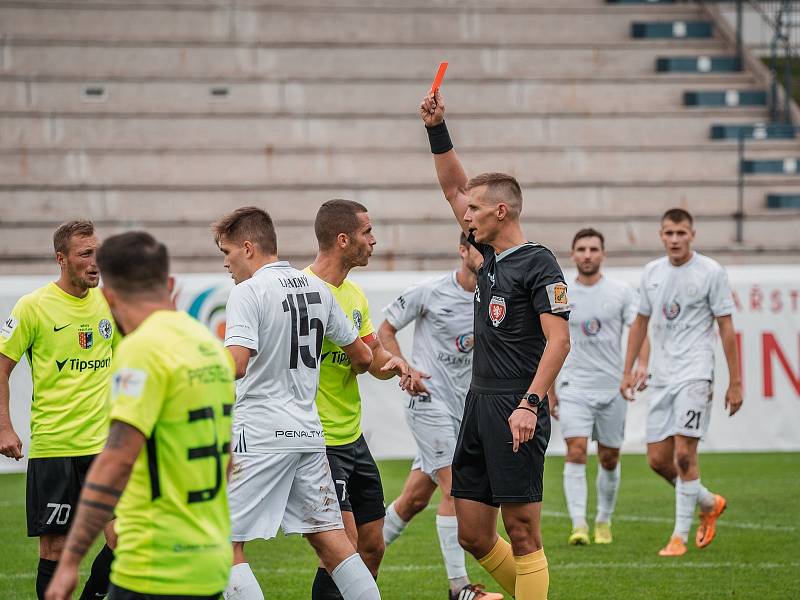 Jeden z klíčových momentů zápasu Vyškov - Prostějov (4:1). Rozhodčí Jan Všetečka ukazuje červenou kartu Davidu Píchalovi.