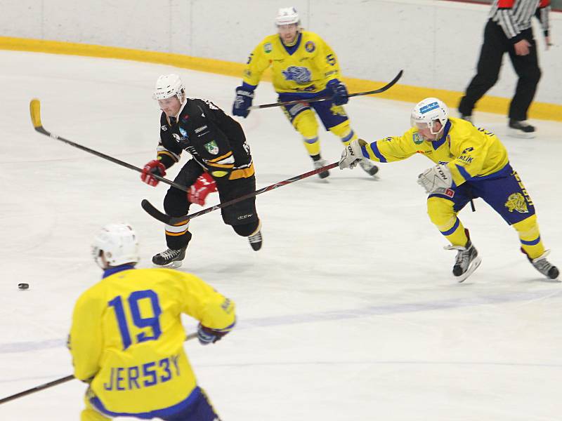 V utkání krajské hokejové ligy na zimním stadionu ve Vyškově porazil domácí Sokol Březina Lvi Břeclav 7:5.