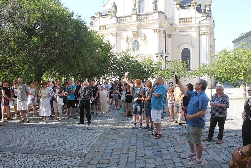 Před budovou Knihovny Karla Dvořáčka se sešly desítky lidí demonstrujících proti premiéru Babišovi a ministryni Benešové