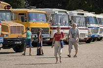 Zámecký park zaplnily historické autobusy, ale i osobní auta a motorky při příležitosti akce Veterán bus Kříž.