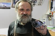 Třicáté kovové přání vyrobil umělecký kovář z Křenovic Oldřich Bartošek. Začal s nimi v roce 1987.