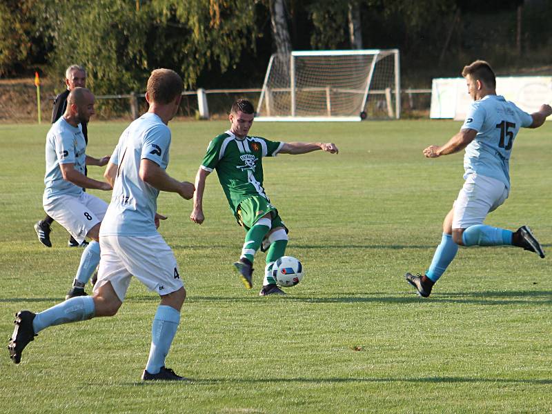 Ve druhém kole krajského přeboru prohráli fotbalisté Tatranu Rousínov (zelené dresy) doma se Sokolem Krumvíř 1:2.