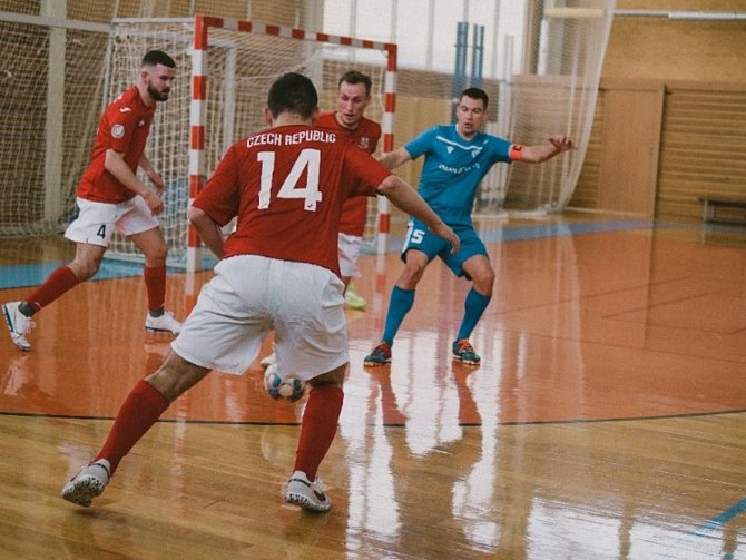 V přátelském futsalovém utkání Amor Kloboučky Vyškov (modří) porazil český národní tým neslyšících hráčů 10:8.