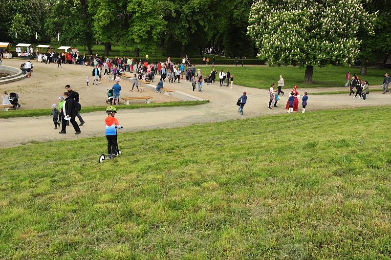 Zámecký park ve Slavkově byl poslední květnovou sobotu plný pohádkových bytostí. Lidé si užili také jarmark. Pořadatelé rozdali odměny 3,5 tisícům dětí.