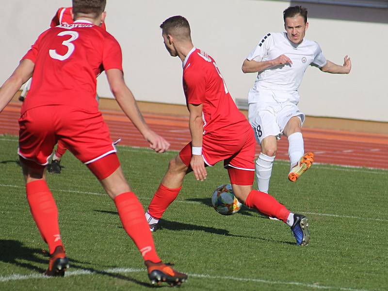 Ve 3. kole jarní částí Moravskoslezské ligy porazili fotbalisté MFK Vyškov (bílé dresy) doma FK Hodonín 2:1.