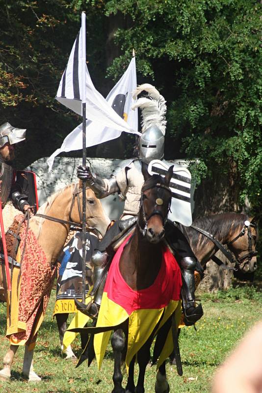 Devátý princeznovský bál se konal v sobotu na zámku ve Slavkově u Brna. Tisíce kostýmovaných dětí se svými rodiči si přišly užít zábavný den. Čekaly je soutěže, hry i rytířský turnaj.