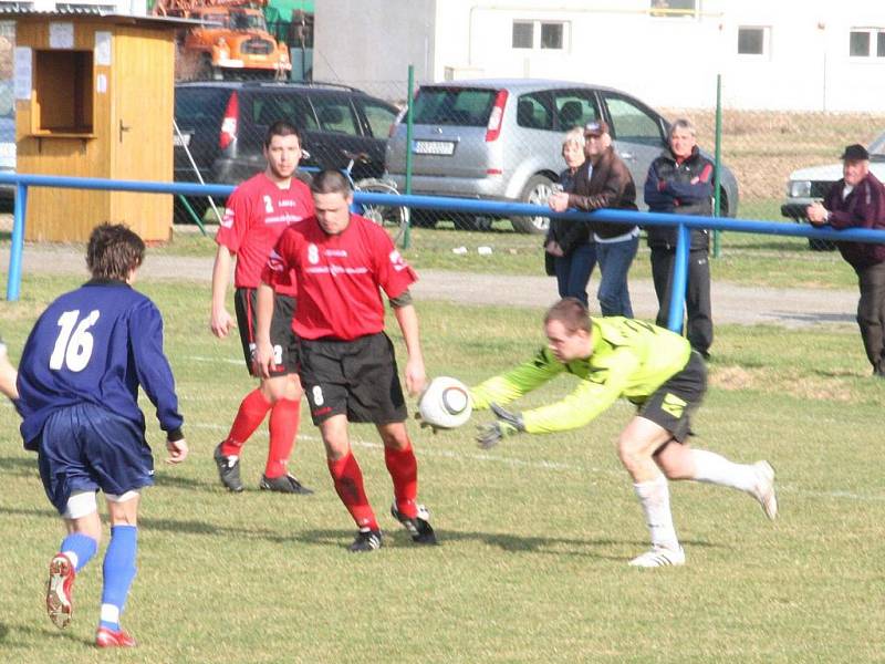 Derby v I.A třídě: Slovan Ivanovice na Hané (v červeném) vs FC Bučovice