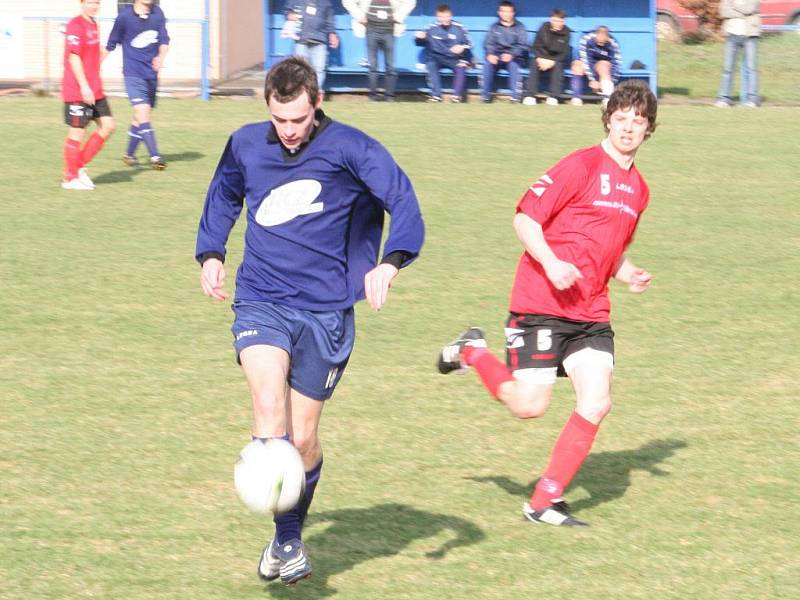 Derby v I.A třídě: Slovan Ivanovice na Hané (v červeném) vs FC Bučovice