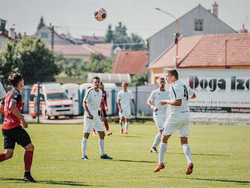 Druholigové body z Drnovic odvezlo Táborsko (červené dresy). Domácí MFK Vyškov porazilo 1:0.