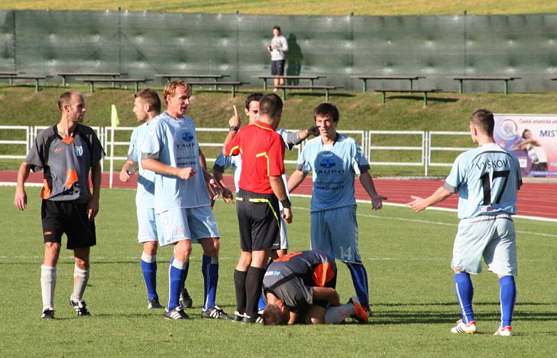 V utkání moravskoslezské fotbalové divize MFK Vyškov porazil FC Vracov 1:0 brankou Richarda Dostálka z pokutového kopu. 0:0.