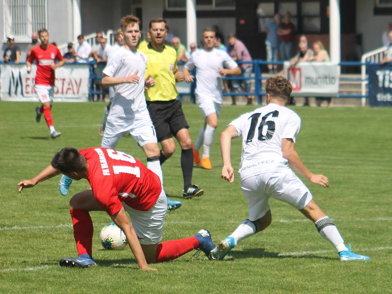 Fotbalisté Blanska (červené dresy) v přípravném utkání porazili na vlastním trávníku MFK Vyškov 2:0.