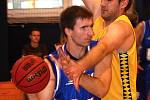 Vyškovští basketbalisté v utkání s Tišnovem.