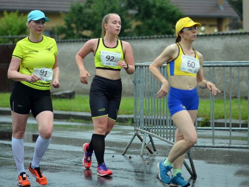 Chodci Orla Vyškov v prvním závodě druhé ligy družstev v Milovicích. Foto: Miriam Stewartová