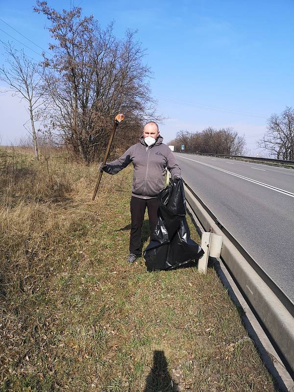 Do úklidu Slavkova se zapojila více než stovka lidí.