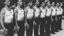  Jako člen  olympijského družstva mužů (první zprava).