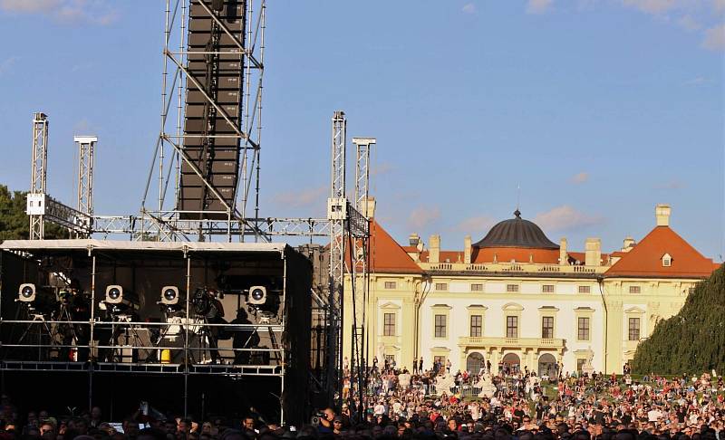 Několikrát odložený koncert Stinga přilákal tisíce posluchačů.