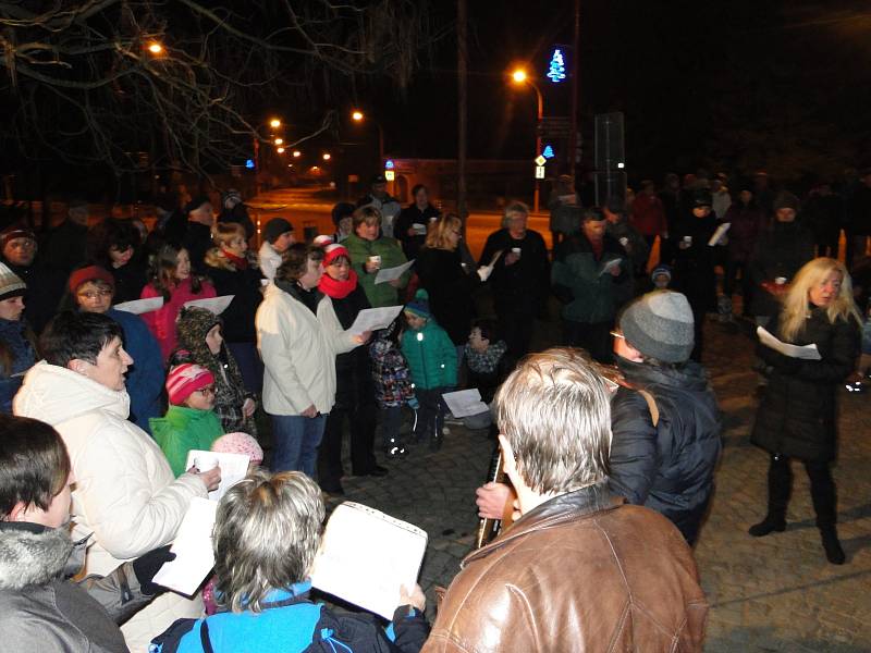 Na drnovickou náves si v roce 2014 přišlo zazpívat koledy okolo sto padesáti lidí.