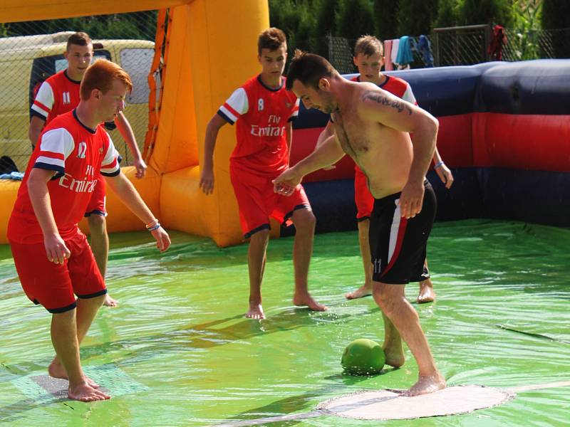 Turnaj ve vodním fotbale v Lysovicích přišel vhod nejen dětem, ale i dospělým.