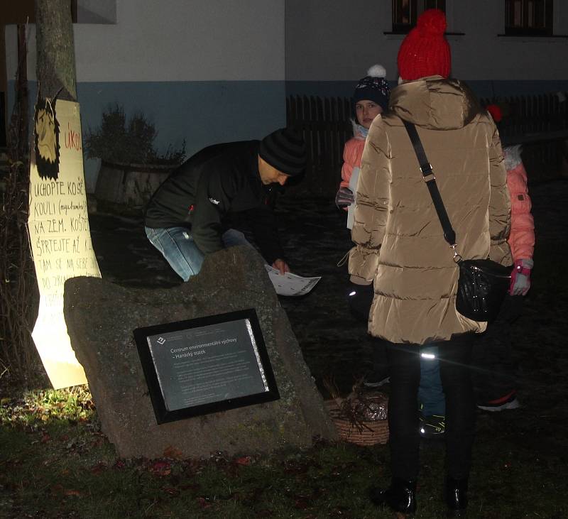 Rodiny s dětmi putovaly ve vyškovské zoo po čertovské stezce.