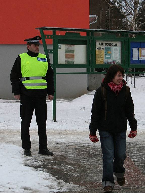 Policista Jaromír Měřinský dohlíží při rušném ranním provozu, aby se lidé dostali bezpečně přes silnici. 