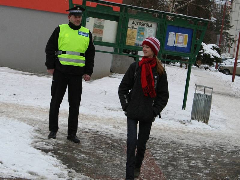 Policista Jaromír Měřinský dohlíží při rušném ranním provozu, aby se lidé dostali bezpečně přes silnici. 