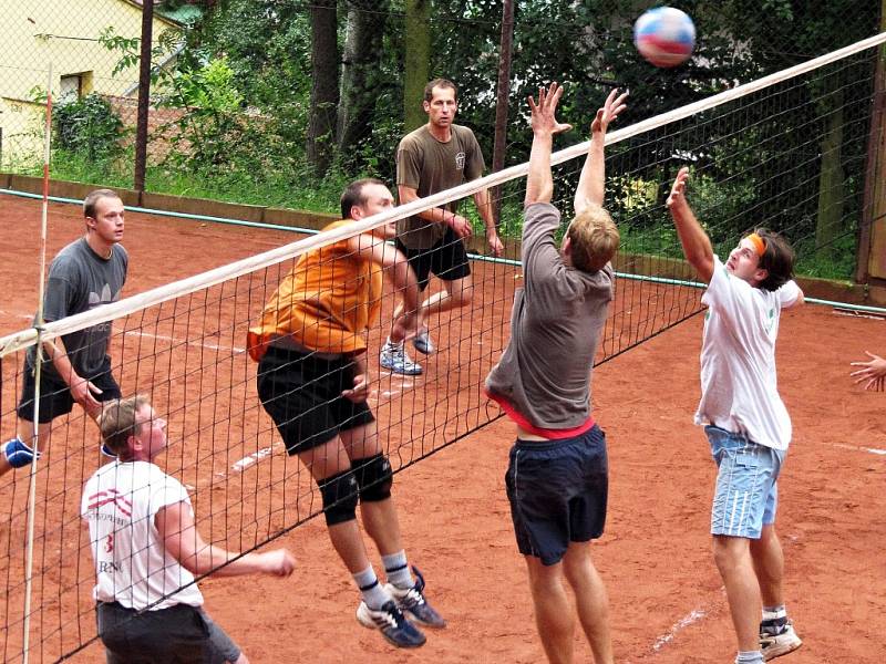 I ligová družstva se zúčastní tradičního volejbalového turnaje O pohár Lulče na čtyřech antukových kurtech u koupaliště U Libuše.