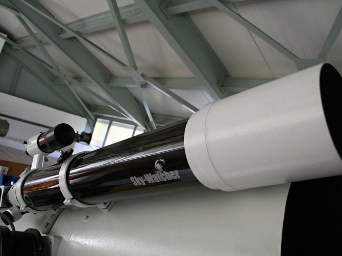 Hvězdárna ve vyškovských Marchanicích se nově chlubí čočkovým dalekohled.