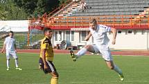 V utkání Moravskoslezské fotbalové ligy prohrál MFK Vyškov (bílé dresy) s FC Hlučín 0:1.