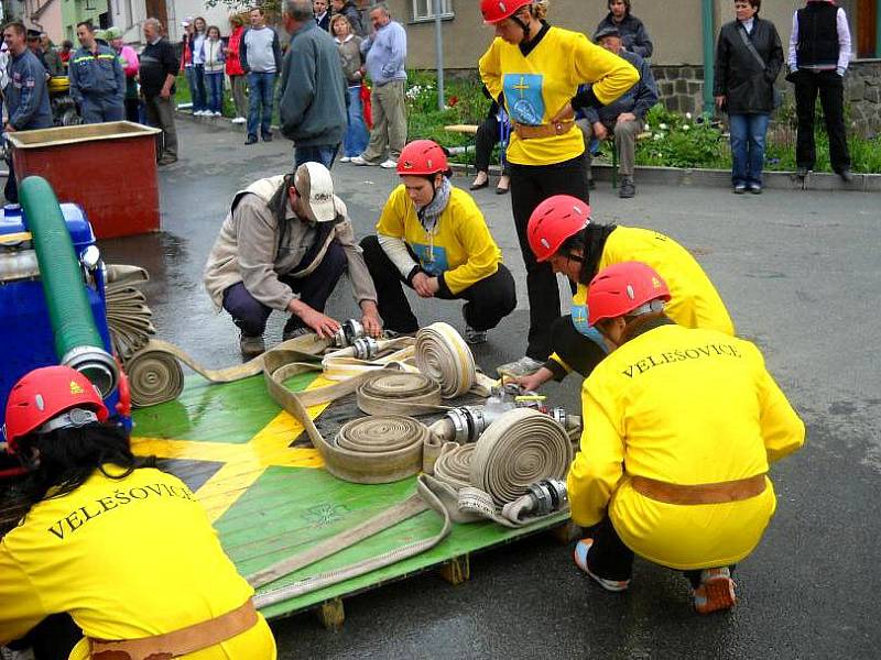 Do SDH Velešovice patří také ženy, které soutěží v požárním sportu.