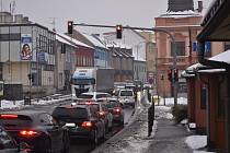 Centrem Bučovic na Vyškovsku projíždí denně bezmála dvacet tisíc aut včetně kamionů. Léta se hovoří o obchvatu města. Ten nyní dostává reálnější obrysy.