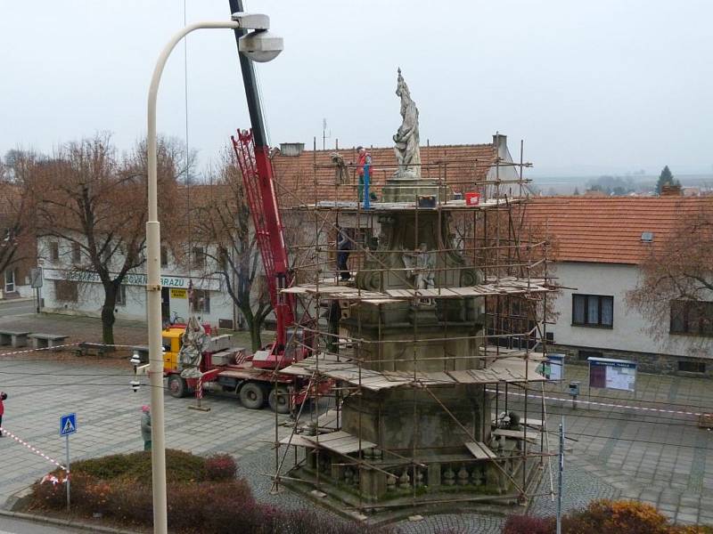 Rozebírání sousoší svatého Floriána na Palackého náměstí v roce 2012. Původní sochy nahradily kopie.